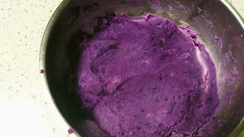 紫薯红枣花朵馒头。,然后用剩余的紫薯和红枣拌在一起，香甜美味的红枣，紫薯馅儿做好啦！