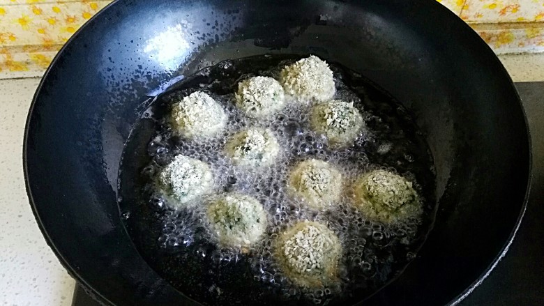 黄金翡翠球
（脆皮炸素丸）,炸锅烧热放油烧至8分热放入菜球小火慢炸3-5分钟