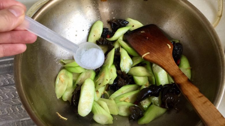 木耳清炒丝瓜,根据个人口味加入适量食盐，翻炒一两分钟