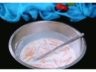 #咸味#杂蔬海鲜饼,搅拌均匀后、腌制5分钟、因为胡萝卜发硬、颜值后变软