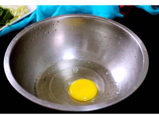 #咸味#杂蔬海鲜饼,盆里打入一个鸡蛋