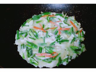 #咸味#杂蔬海鲜饼,热锅凉油用勺子舀入一大勺、慢慢摇匀