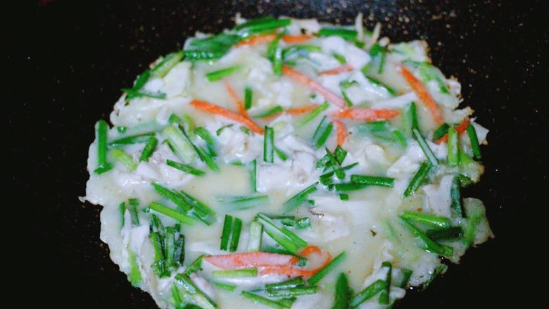 #咸味#杂蔬海鲜饼,热锅凉油用勺子舀入一大勺、慢慢摇匀