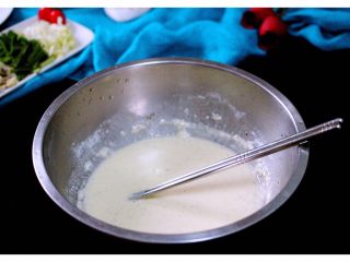 #咸味#杂蔬海鲜饼,加入适量清水、盐和鸡精、花椒粉搅拌均匀