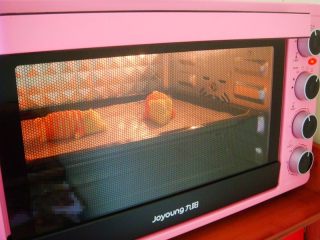 ＃甜味＃暖暖熊香肠烧果子,依次做好，放入烤盘中。烤箱提前预热：上140度，下130度。放中层，烤25分钟。
