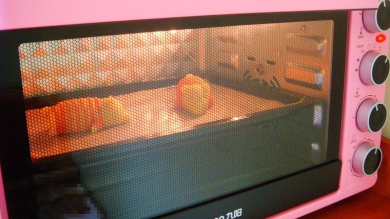 ＃甜味＃暖暖熊香肠烧果子,依次做好，放入烤盘中。烤箱提前预热：上140度，下130度。放中层，烤25分钟。