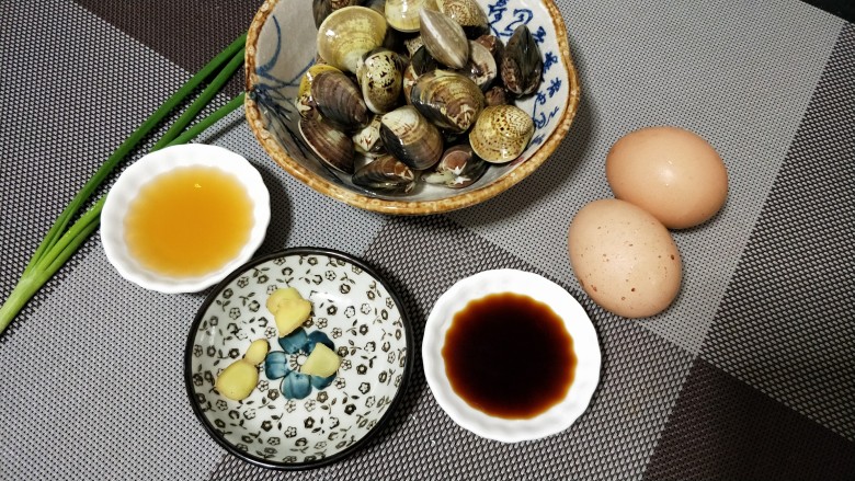 #咸味#文蛤炖蛋,准备好图示的食材
