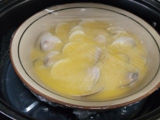 #咸味#文蛤炖蛋,放开水锅里，中大火蒸10分钟左右