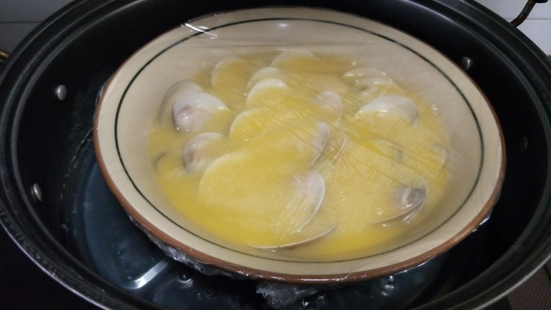 #咸味#文蛤炖蛋,放开水锅里，中大火蒸10分钟左右