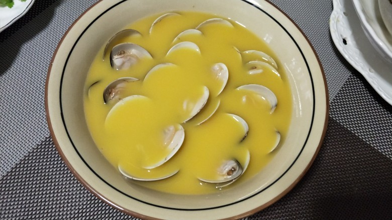 #咸味#文蛤炖蛋,将文蛤稍整理一下，量有点多，应该换个深底的盘来蒸比较好。
盖上保鲜膜，用牙签扎几个小孔
