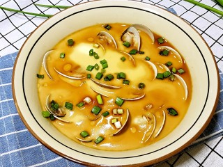 #咸味#文蛤炖蛋,撒上葱花，味道真的好鲜美