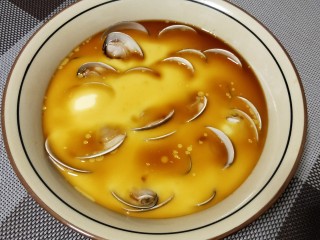 #咸味#文蛤炖蛋,炖好的文蛤蛋羹取出，淋上生抽和几滴香油