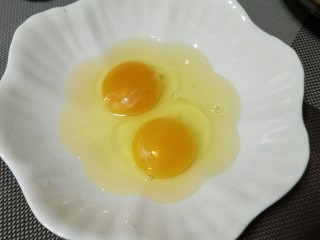 #咸味#文蛤炖蛋,鸡蛋2个，打入碗里