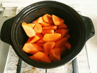 胡萝卜炖牛腩,另起一小砂锅，萝卜切滚刀式放入锅底。