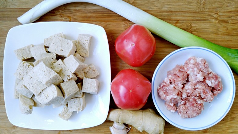吃豆腐+茄汁肉末冻豆腐,准备食材。