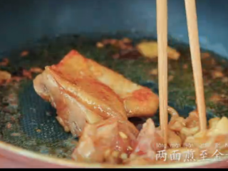 日式照烧鸡排,不断的用筷子给鸡肉翻面，煎到两面颜色呈金黄色即可。