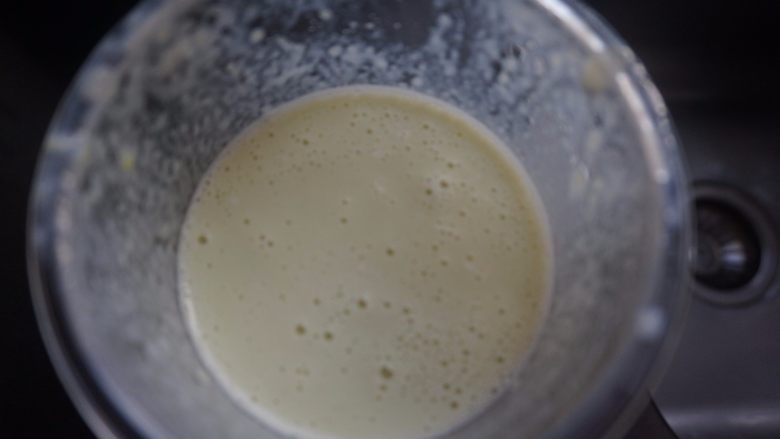 奇亚籽牛油果奶昔#甜味#,用搅拌机高速打1分钟