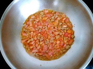 吃豆腐+茄汁肉末冻豆腐,放入西红柿丁，翻炒均匀。