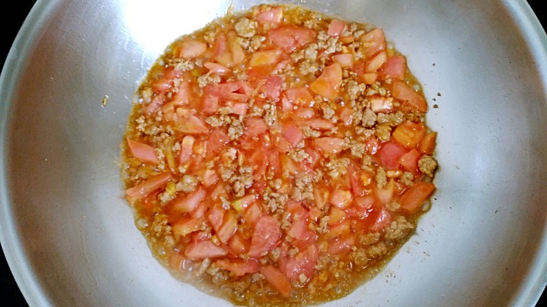 吃豆腐+茄汁肉末冻豆腐,放入西红柿丁，翻炒均匀。