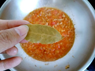 吃豆腐+茄汁肉末冻豆腐,放入香叶。