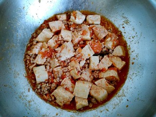 吃豆腐+茄汁肉末冻豆腐,待只有少许汤汁，冻豆腐基本入味，就可以关火装盘了！