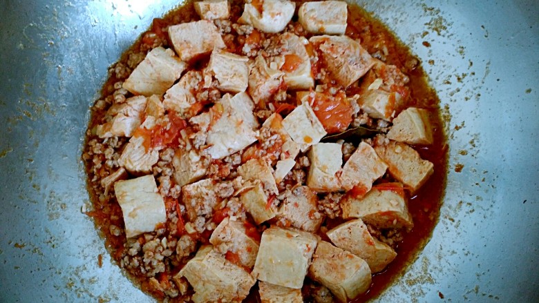 吃豆腐+茄汁肉末冻豆腐,待只有少许汤汁，冻豆腐基本入味，就可以关火装盘了！