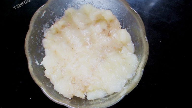 培根土豆卷,用勺子搅拌均匀