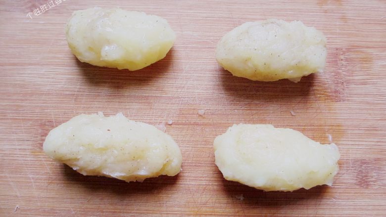 培根土豆卷,取一小团土豆泥捏成圆柱状，长度跟培根宽度差不多