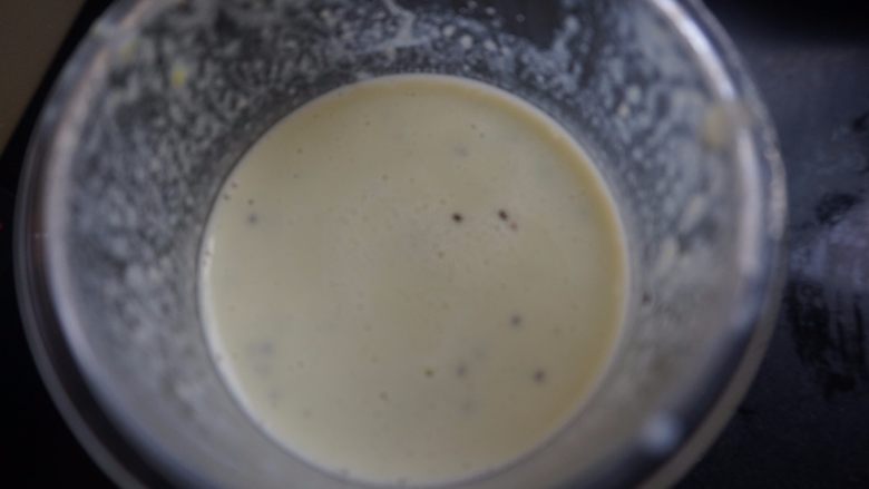 奇亚籽牛油果奶昔#甜味#,搅拌后静止5分钟，让奇亚籽充分吸收奶昔中的水分