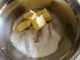 网红牛油曲奇,黄油室温软化切小片和细砂糖一起放入盆子里面。