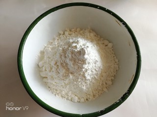 网红牛油曲奇,高粉，低粉，玉米淀粉，奶粉一起搅拌。