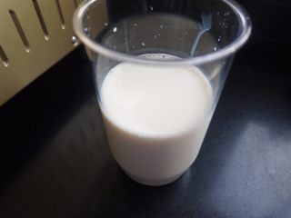 奇亚籽牛油果奶昔#甜味#,先在搅拌杯中倒入400ml牛奶