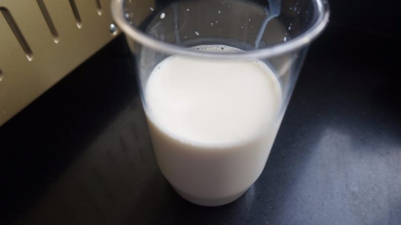 奇亚籽牛油果奶昔#甜味#,先在搅拌杯中倒入400ml牛奶