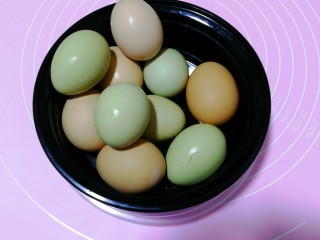 #甜味#无添加蛋黄溶豆,准备家鸡蛋4个。