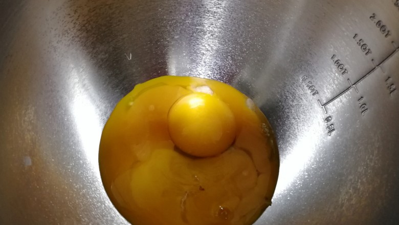 #甜味#无添加蛋黄溶豆,将蛋黄打入到深一点的盆里。