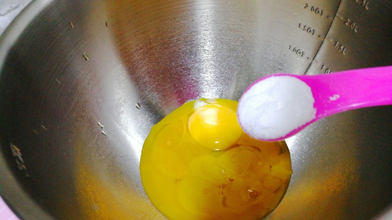 #甜味#无添加蛋黄溶豆,放入3g糖粉。