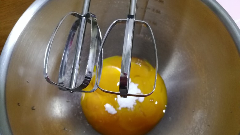 #甜味#无添加蛋黄溶豆,准备打蛋器使劲儿的打吧。