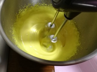 #甜味#无添加蛋黄溶豆,打蛋器高速旋转。