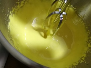 #甜味#无添加蛋黄溶豆,打到粘稠写8字不很容易消失就可以了。