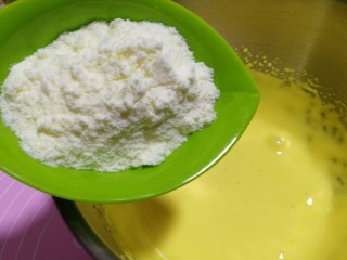 #甜味#无添加蛋黄溶豆,将奶粉倒入打好的蛋黄中。