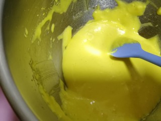 #甜味#无添加蛋黄溶豆,用刮刀翻拌均匀。