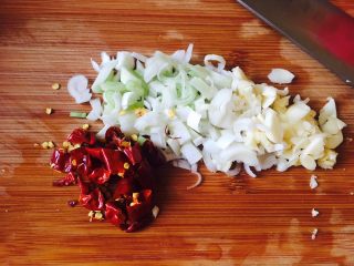 蒜苔肉丝,热水的时候可以切葱蒜，辣椒段