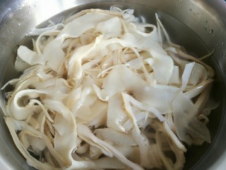 石蛤蟆水饺（博山水饺的包法）,这是提前发好的笋片，也可以加玉兰片。要是加鲜笋，要记得先焯水。