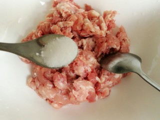 石蛤蟆水饺（博山水饺的包法）,肉馅中加入盐和料酒。肉馅要买三肥七瘦的五花肉。