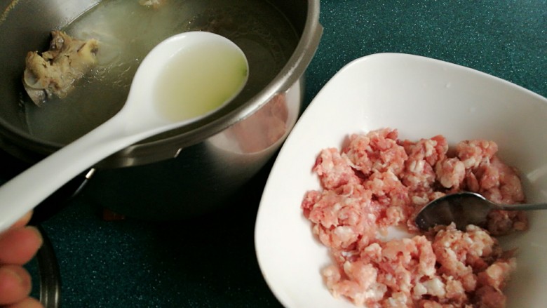 石蛤蟆水饺（博山水饺的包法）,分两次往肉馅中加入提前煮好的骨汤，每次都用筷子朝一个方向搅打上劲。