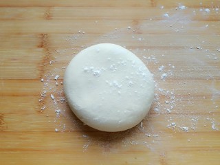 石蛤蟆水饺（博山水饺的包法）,把和好的面团分成三份，取一面团撒一点面粉在上面。