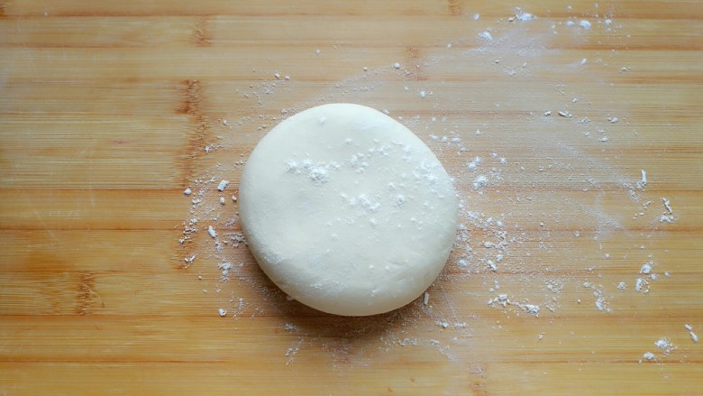 石蛤蟆水饺（博山水饺的包法）,把和好的面团分成三份，取一面团撒一点面粉在上面。