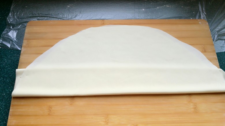 石蛤蟆水饺（博山水饺的包法）,然后再往上折，就像折扇子一样。