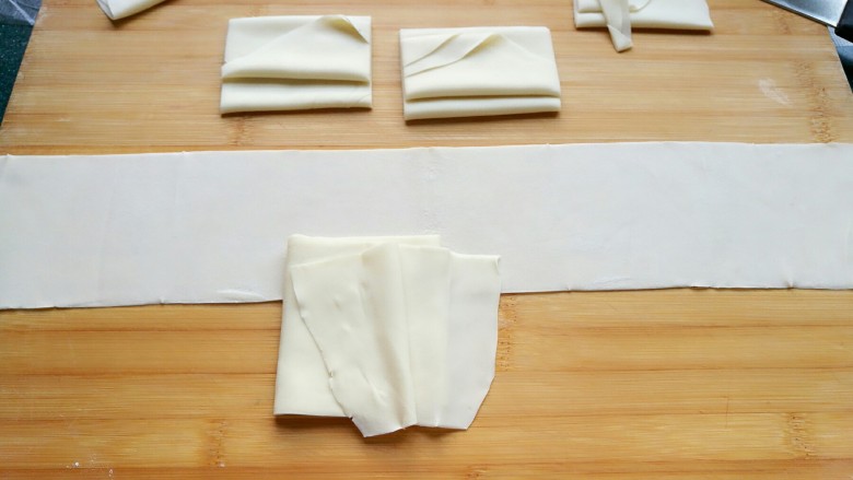 石蛤蟆水饺（博山水饺的包法）,把切好的面皮段打开，将一边对齐，一层一层叠在一起。