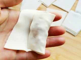 石蛤蟆水饺（博山水饺的包法）,先从小头一端象大头一端卷过来，这样馅料就被盖在了下边。